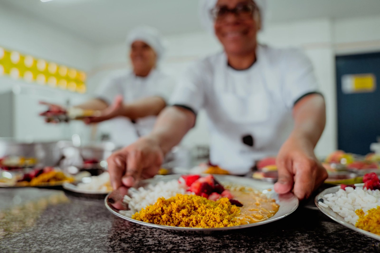 um pratinho com vatapá, arroz e legumes